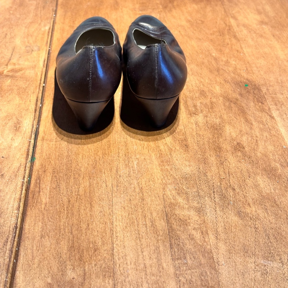 Salvatore Ferragamo Classic Low Heel Pumps - Sz 8 - Picture 4 of 6